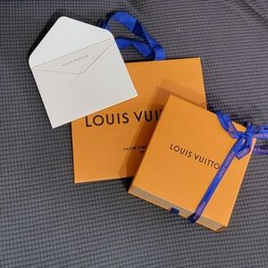 Louis Vuitton Box w Shopping bag